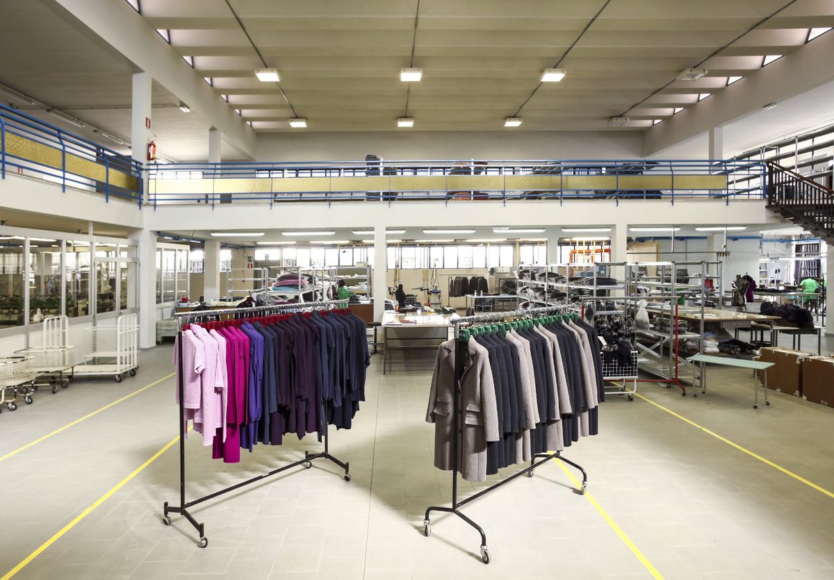 Atelier de confection : portants de vêtements et postes de travail