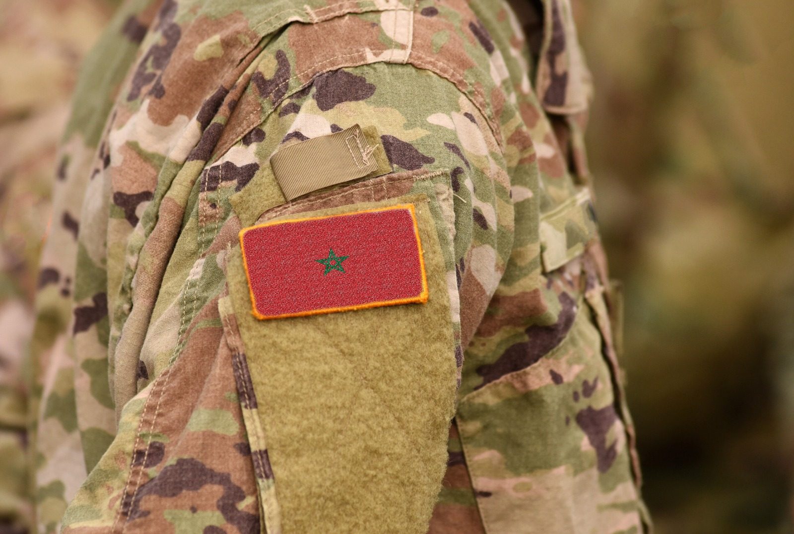Écusson du drapeau marocain sur la manche d'un uniforme militaire camouflage